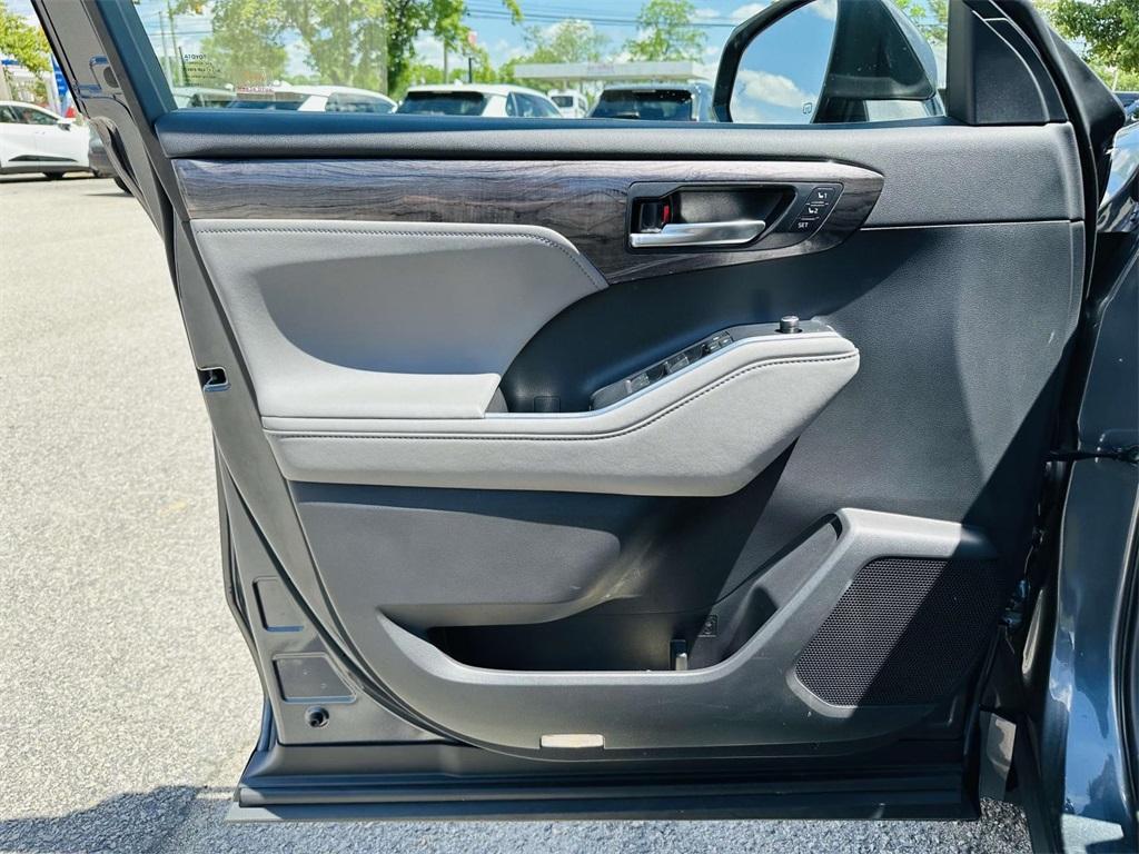 used 2020 Toyota Highlander car, priced at $36,488