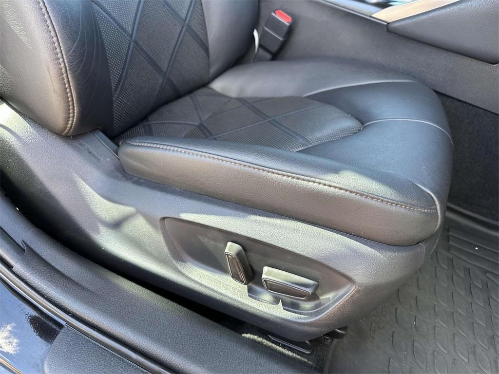 used 2018 Toyota Camry Hybrid car, priced at $25,366