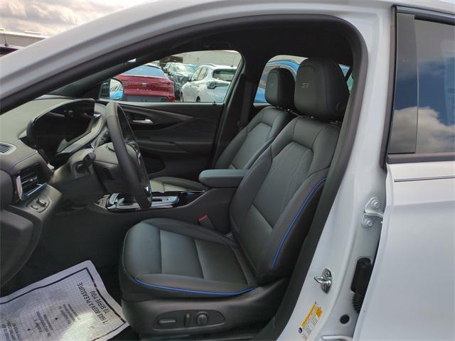 new 2025 Buick Envista car, priced at $28,780