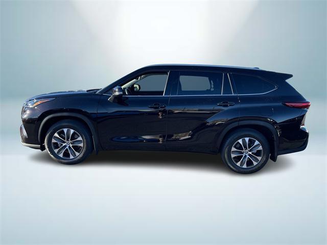 used 2022 Toyota Highlander car, priced at $35,900