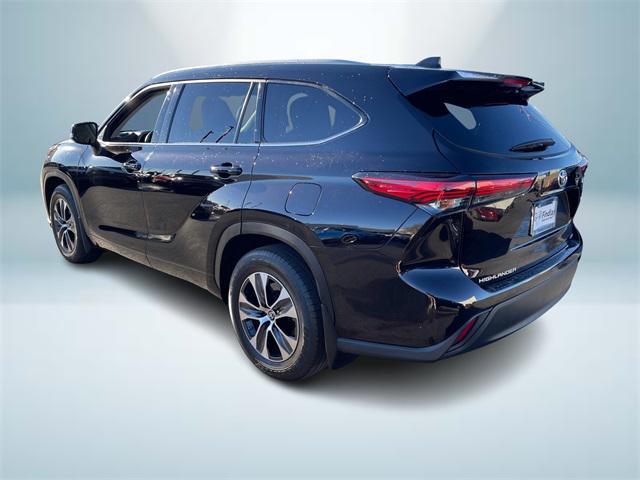 used 2022 Toyota Highlander car, priced at $35,900