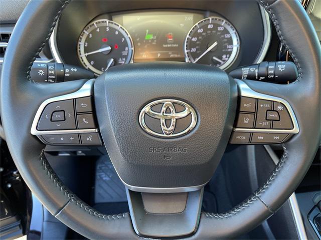 used 2022 Toyota Highlander car, priced at $35,900