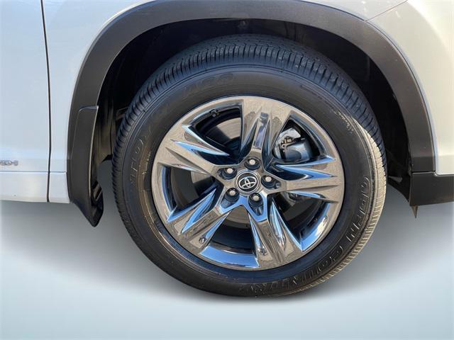 used 2019 Toyota Highlander Hybrid car, priced at $31,900