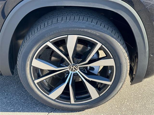 new 2025 Volkswagen Atlas car, priced at $56,954