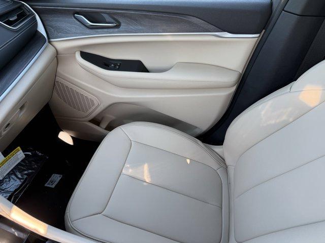 new 2025 Jeep Grand Cherokee car, priced at $47,625