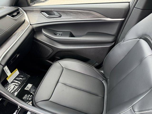 new 2025 Jeep Grand Cherokee car, priced at $43,777