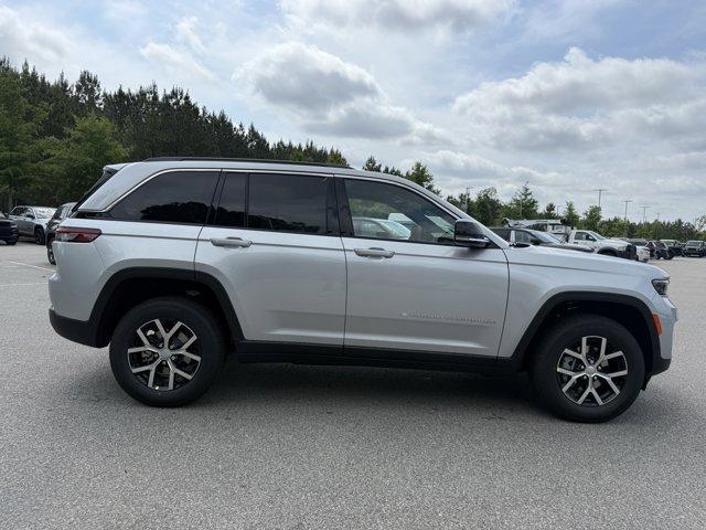 new 2025 Jeep Grand Cherokee car, priced at $43,777