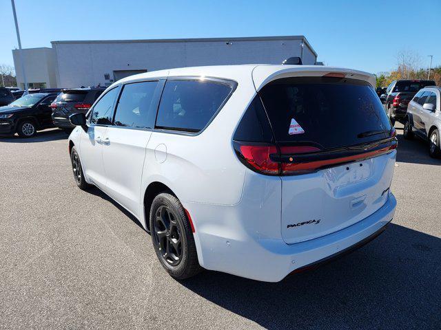 new 2024 Chrysler Pacifica Hybrid car, priced at $52,757