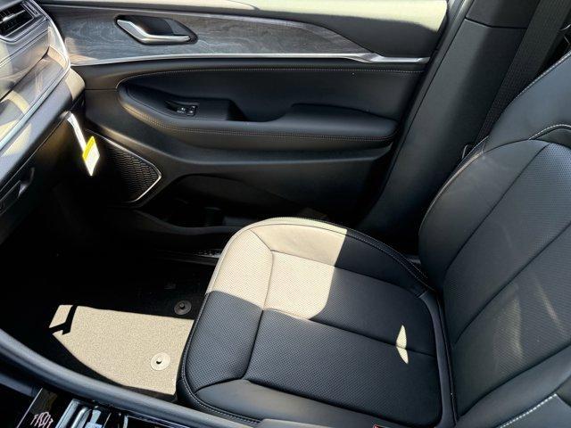 new 2025 Jeep Grand Cherokee car, priced at $59,585