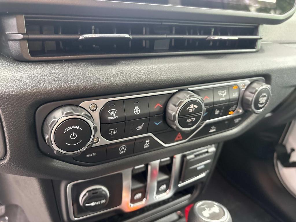 new 2025 Jeep Wrangler car, priced at $39,989