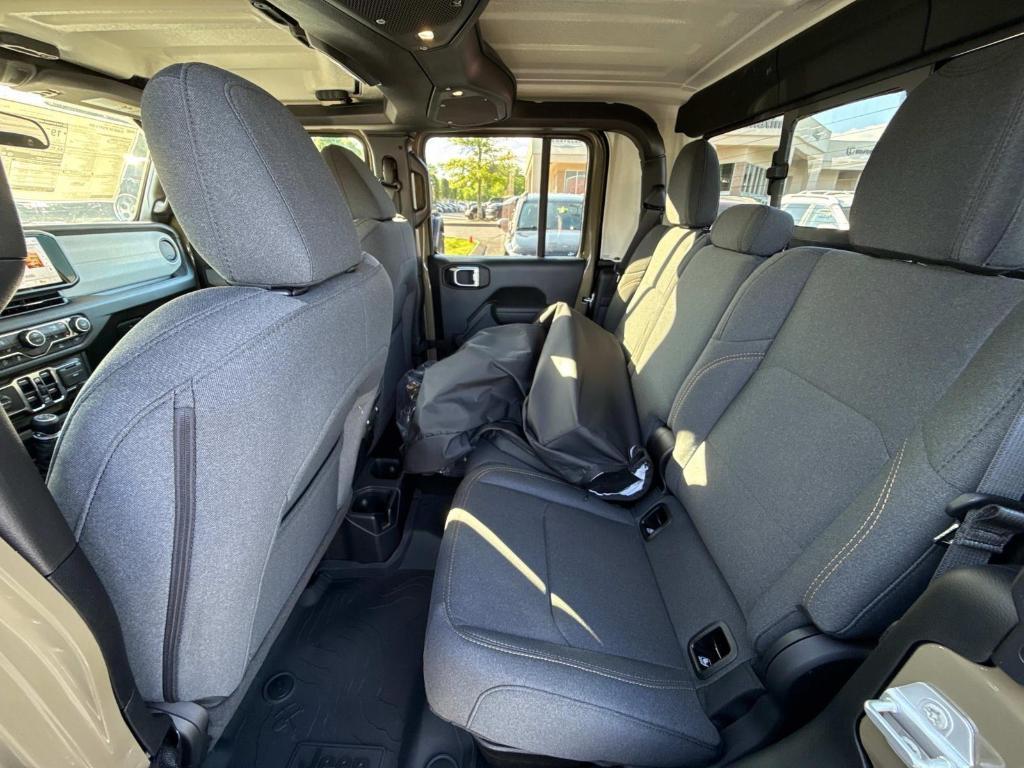 new 2025 Jeep Gladiator car, priced at $45,614