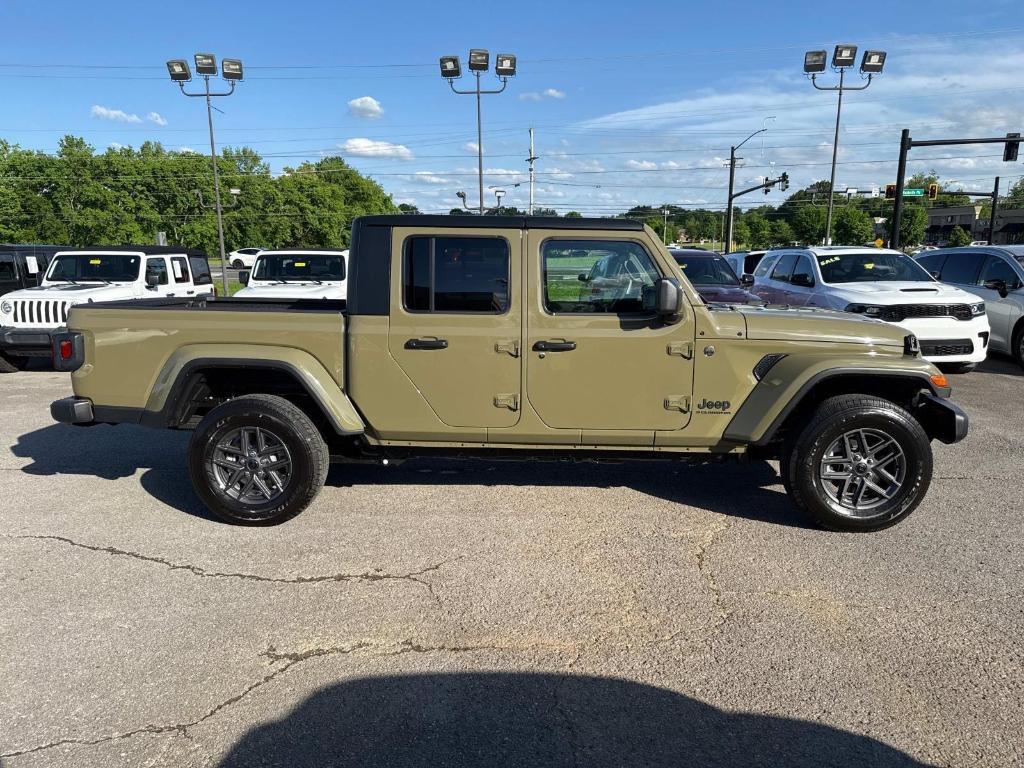 new 2025 Jeep Gladiator car, priced at $45,614