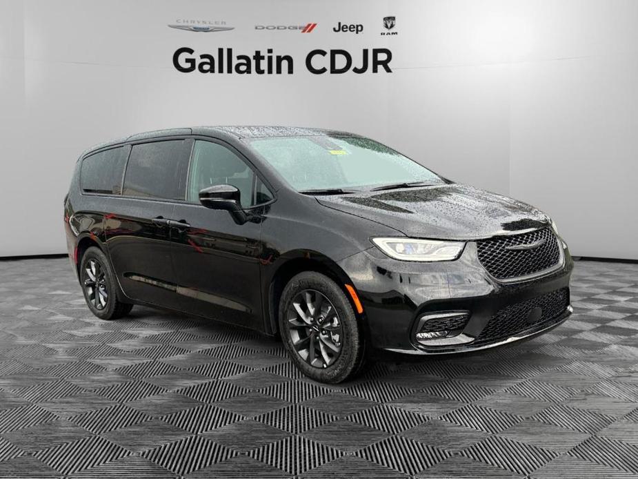 new 2024 Chrysler Pacifica Hybrid car, priced at $46,534