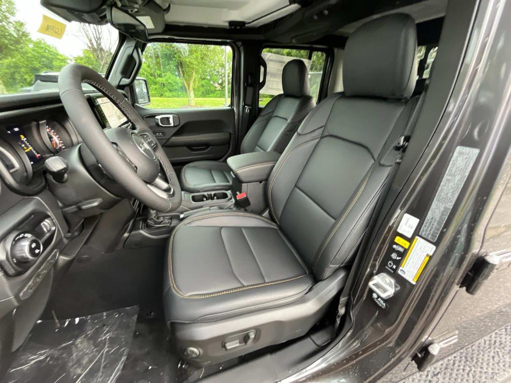 new 2025 Jeep Gladiator car, priced at $45,288