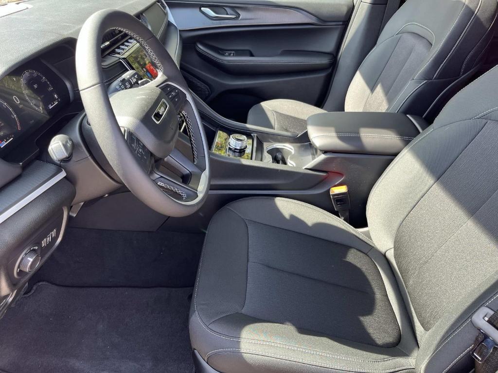 new 2025 Jeep Grand Cherokee car, priced at $39,828