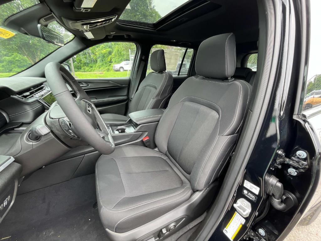 new 2025 Jeep Grand Cherokee car, priced at $39,276