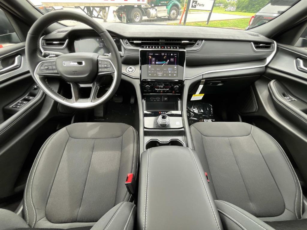 new 2025 Jeep Grand Cherokee car, priced at $39,276