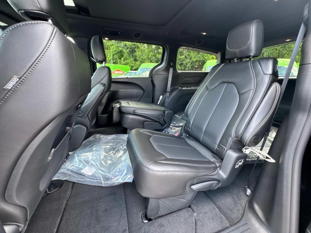 new 2025 Chrysler Pacifica car, priced at $43,259