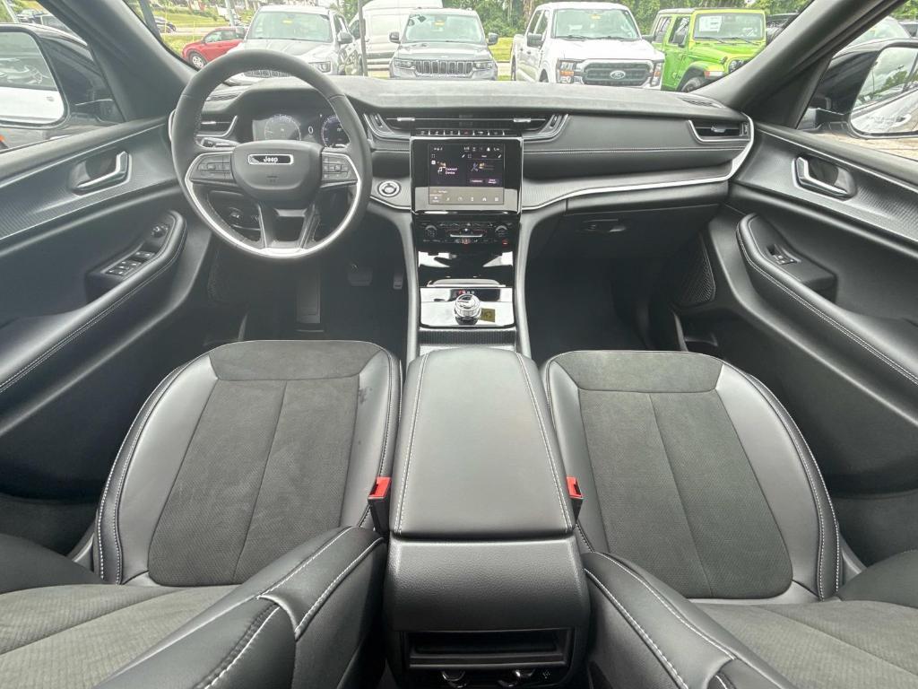 new 2025 Jeep Grand Cherokee car, priced at $40,005