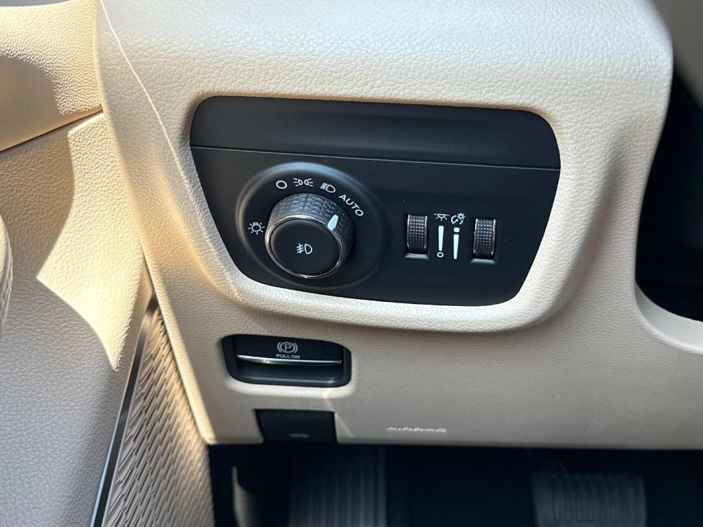 new 2025 Jeep Grand Cherokee car, priced at $49,950