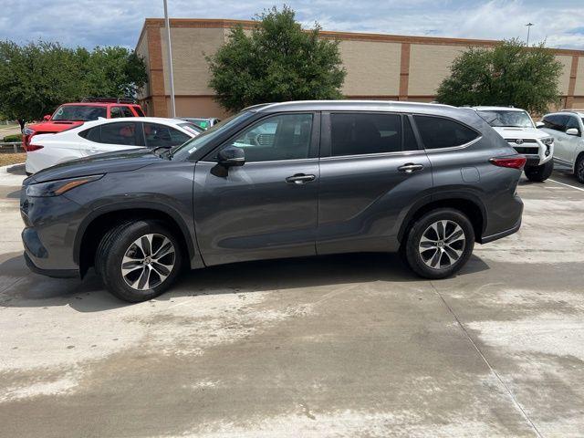 used 2023 Toyota Highlander car, priced at $38,887