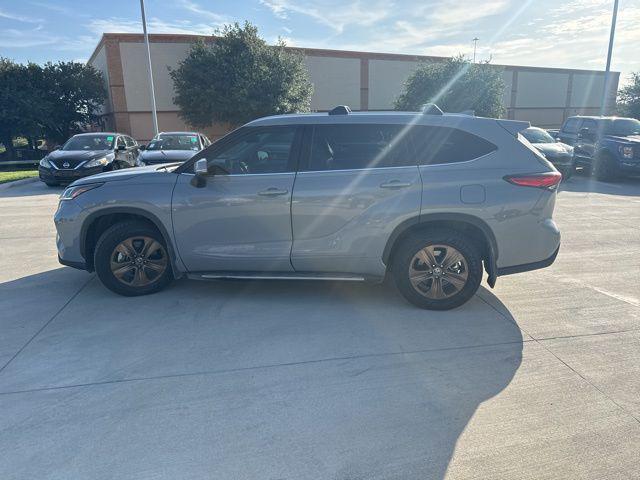 used 2022 Toyota Highlander Hybrid car, priced at $36,634