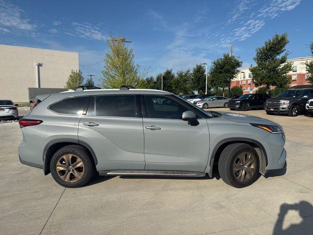used 2022 Toyota Highlander Hybrid car, priced at $36,634