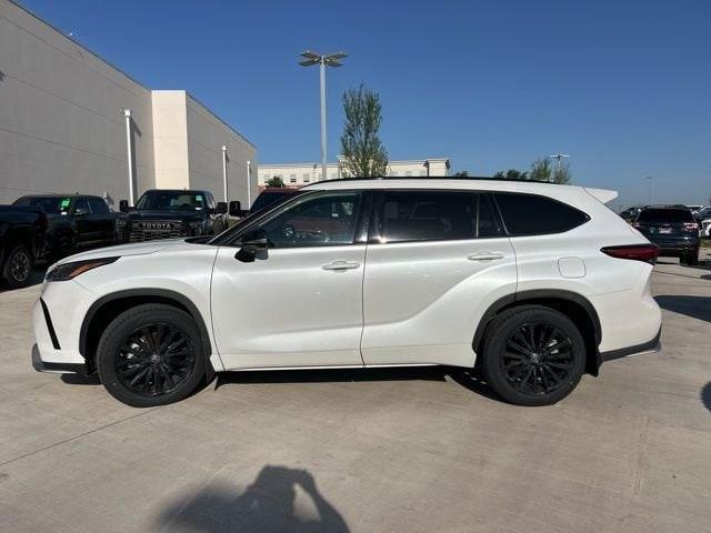 used 2023 Toyota Highlander car, priced at $41,111