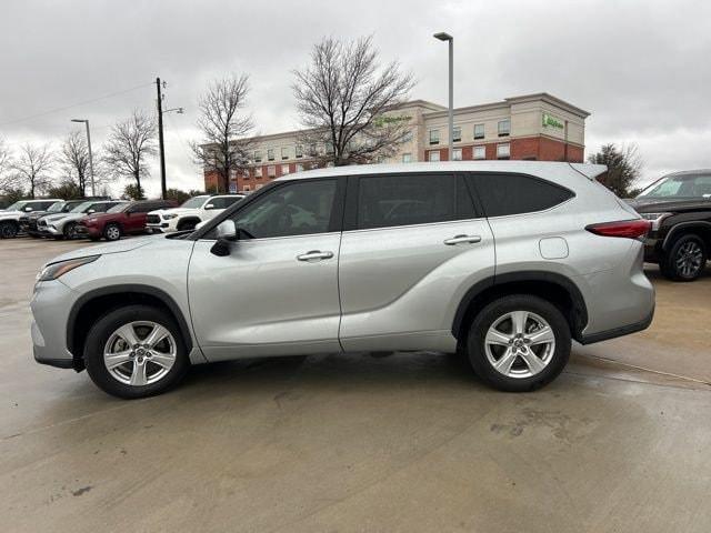 used 2022 Toyota Highlander car, priced at $31,301