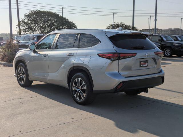 used 2023 Toyota Highlander car, priced at $37,124