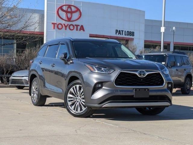 used 2021 Toyota Highlander car, priced at $37,721