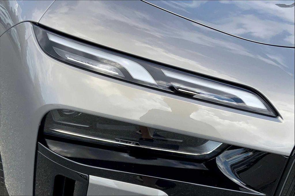new 2025 BMW 760 car, priced at $128,325