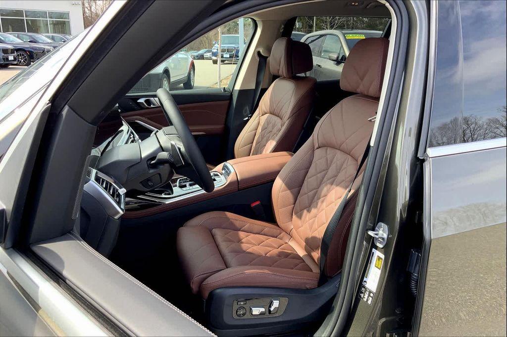 new 2025 BMW X7 car, priced at $93,005