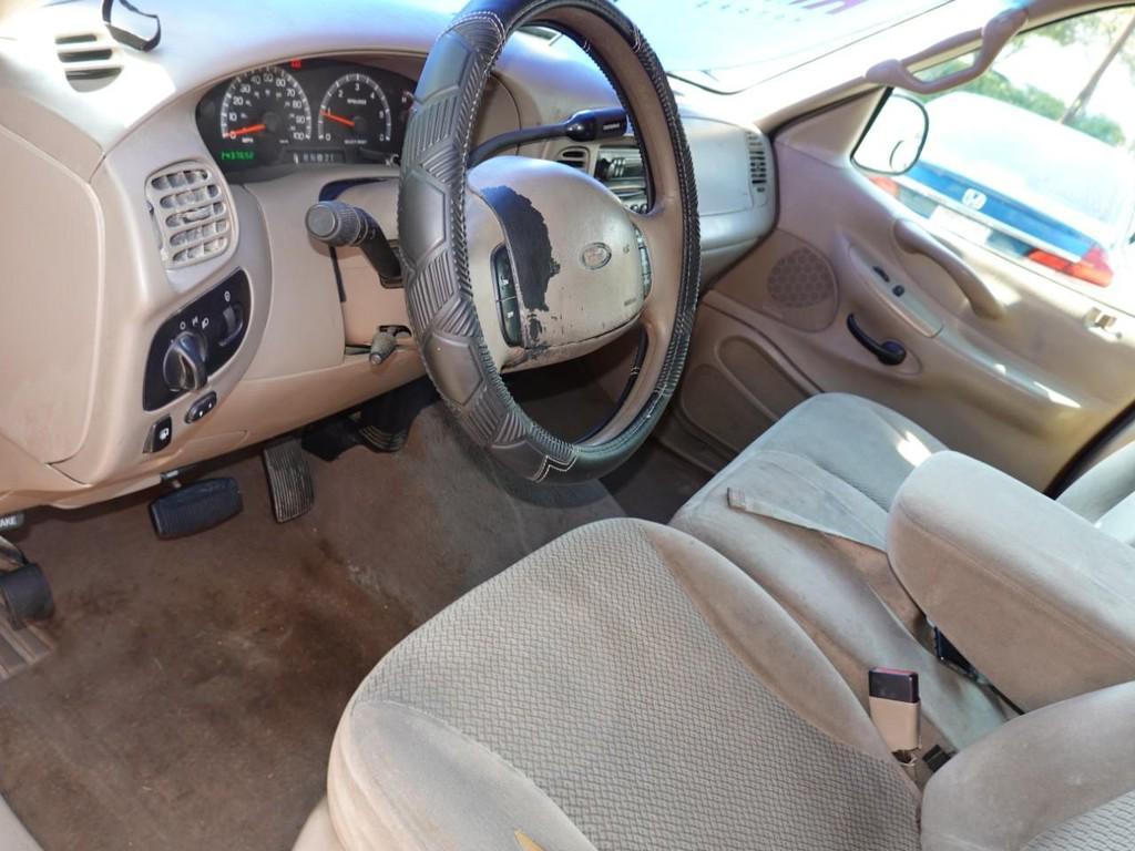 used 2001 Ford Expedition car, priced at $3,950