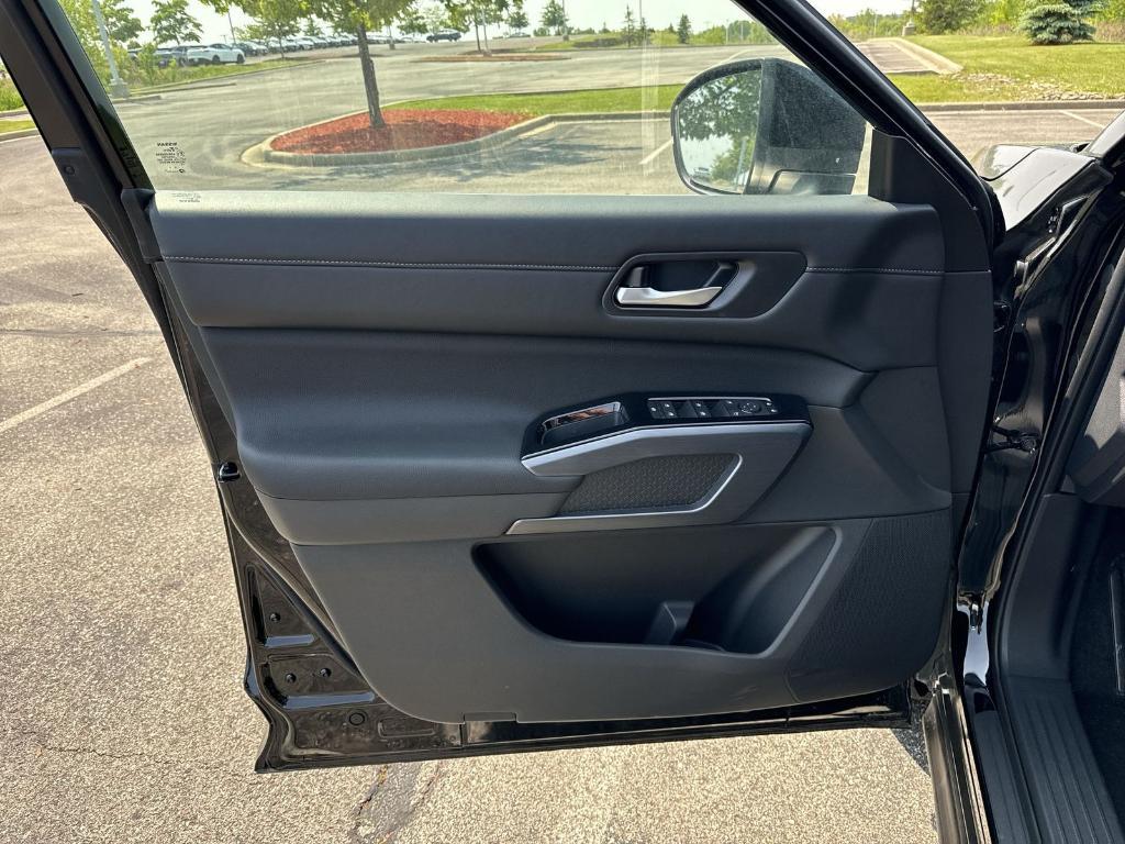 new 2025 Nissan Pathfinder car, priced at $44,014