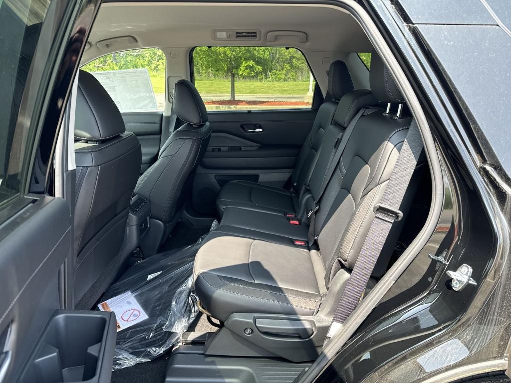 new 2025 Nissan Pathfinder car, priced at $44,014