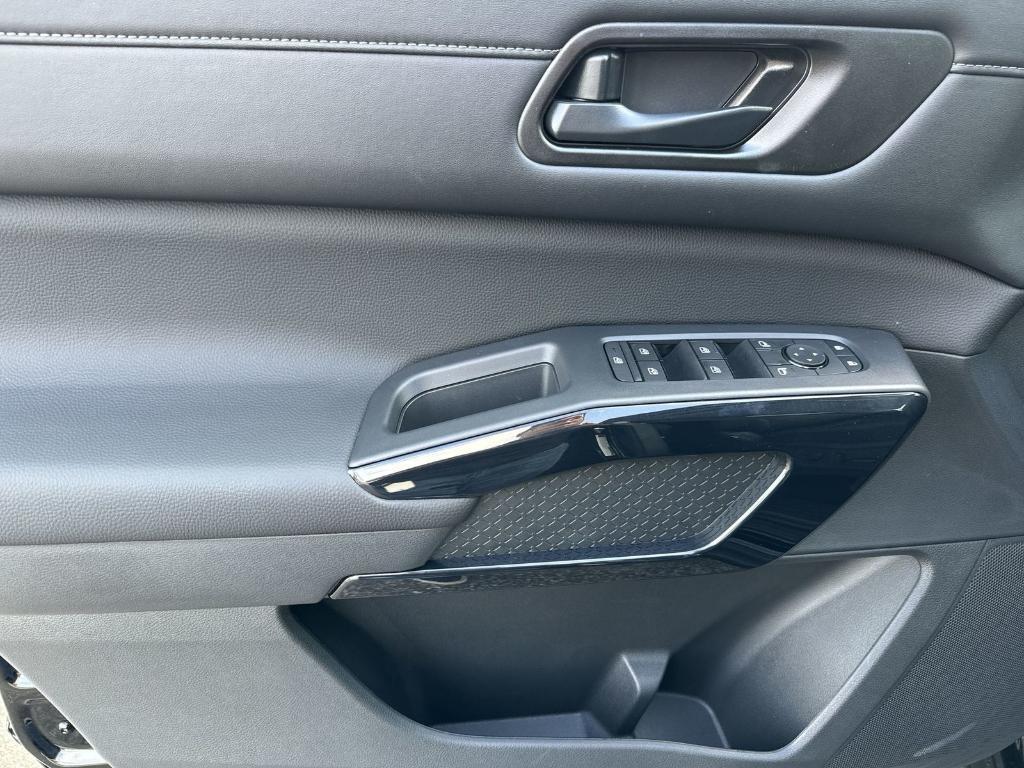 new 2025 Nissan Pathfinder car, priced at $32,810