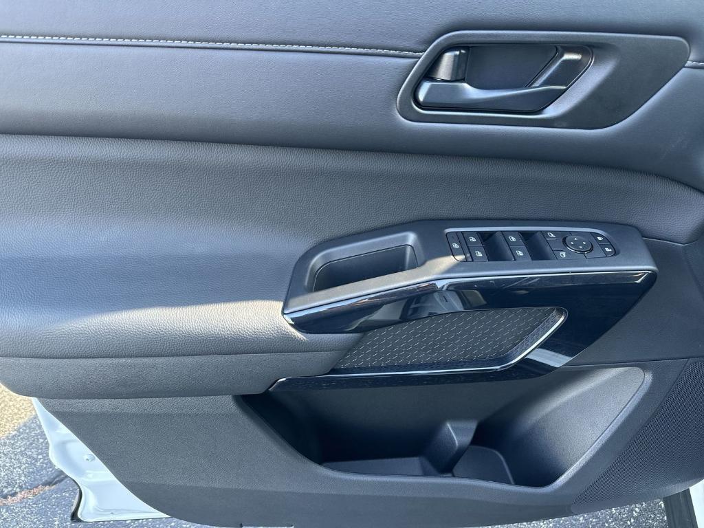 new 2025 Nissan Pathfinder car, priced at $33,225