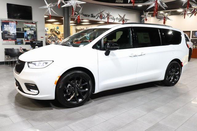 new 2024 Chrysler Pacifica car, priced at $43,750