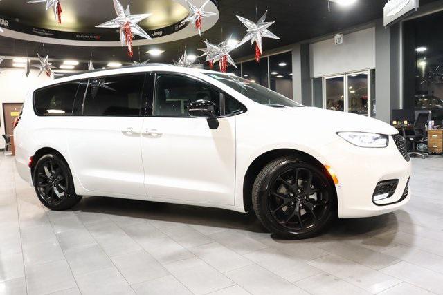 new 2024 Chrysler Pacifica car, priced at $43,750