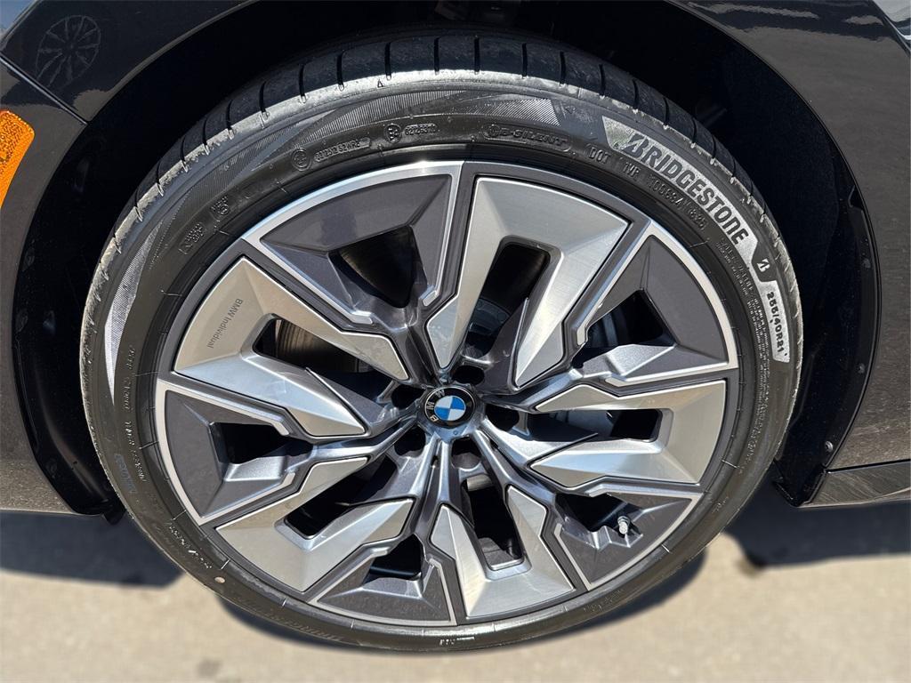 new 2025 BMW 760 car, priced at $134,925