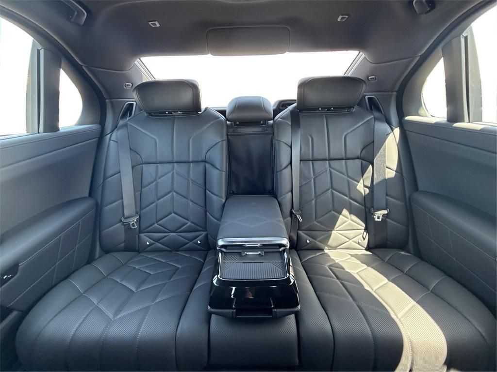 new 2025 BMW 760 car, priced at $134,925