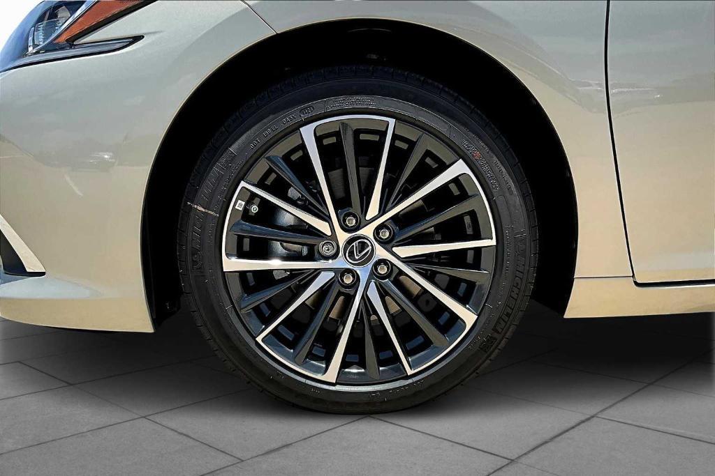 new 2025 Lexus ES 350 car, priced at $49,179