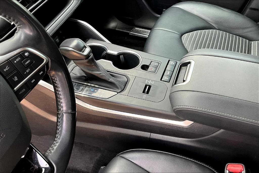 used 2021 Toyota Highlander car, priced at $31,995