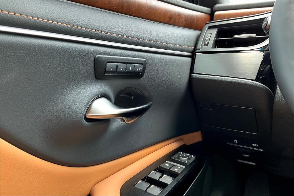 new 2025 Lexus ES 300h car, priced at $51,439