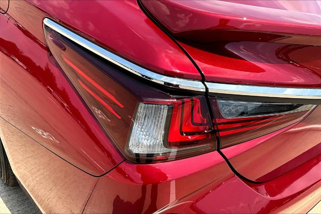 new 2025 Lexus ES 300h car, priced at $51,439