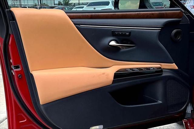 new 2025 Lexus ES 300h car, priced at $51,439