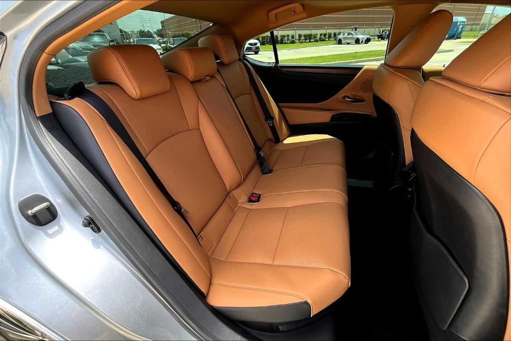 used 2025 Lexus ES 300h car, priced at $49,995