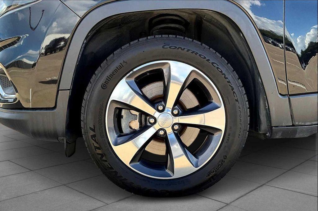 used 2019 Jeep Cherokee car, priced at $18,995