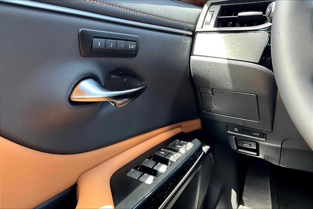 new 2025 Lexus ES 350 car, priced at $52,349